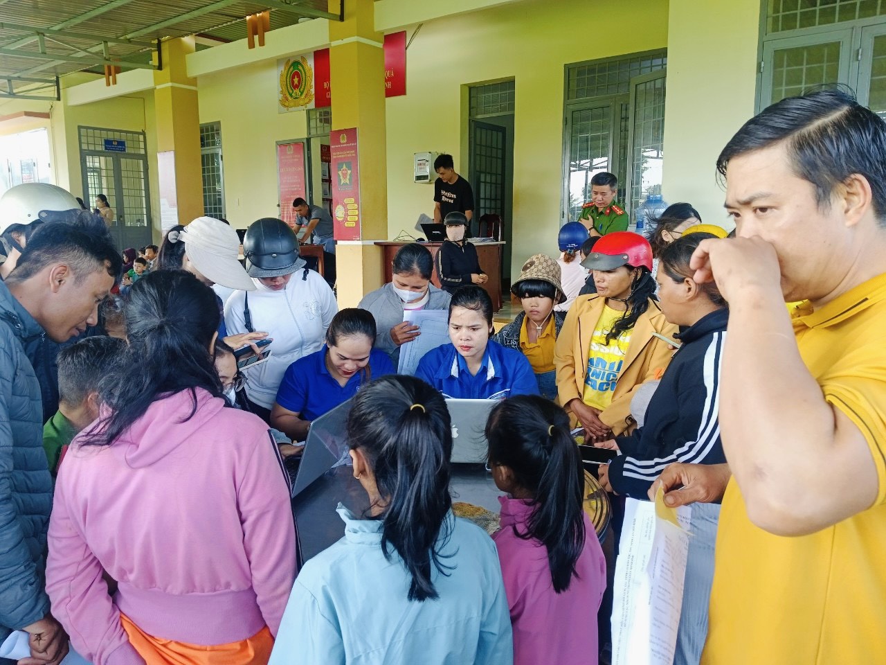 Tổ công nghệ số của thanh niên xã Ea H’đing tham gia hỗ trợ lực lượng Công an xã tiếp nhận và nộp hồ sơ làm thủ tục cấp Căn cước cho trẻ em dưới 14 tuổi tại trụ sở công an xã Ea H’đing